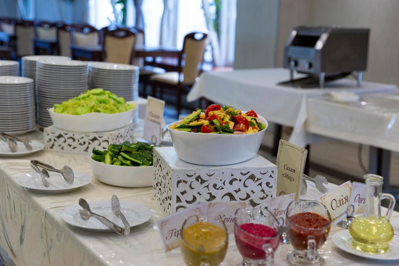 Truskavets 365 Hotel Bagian luar foto