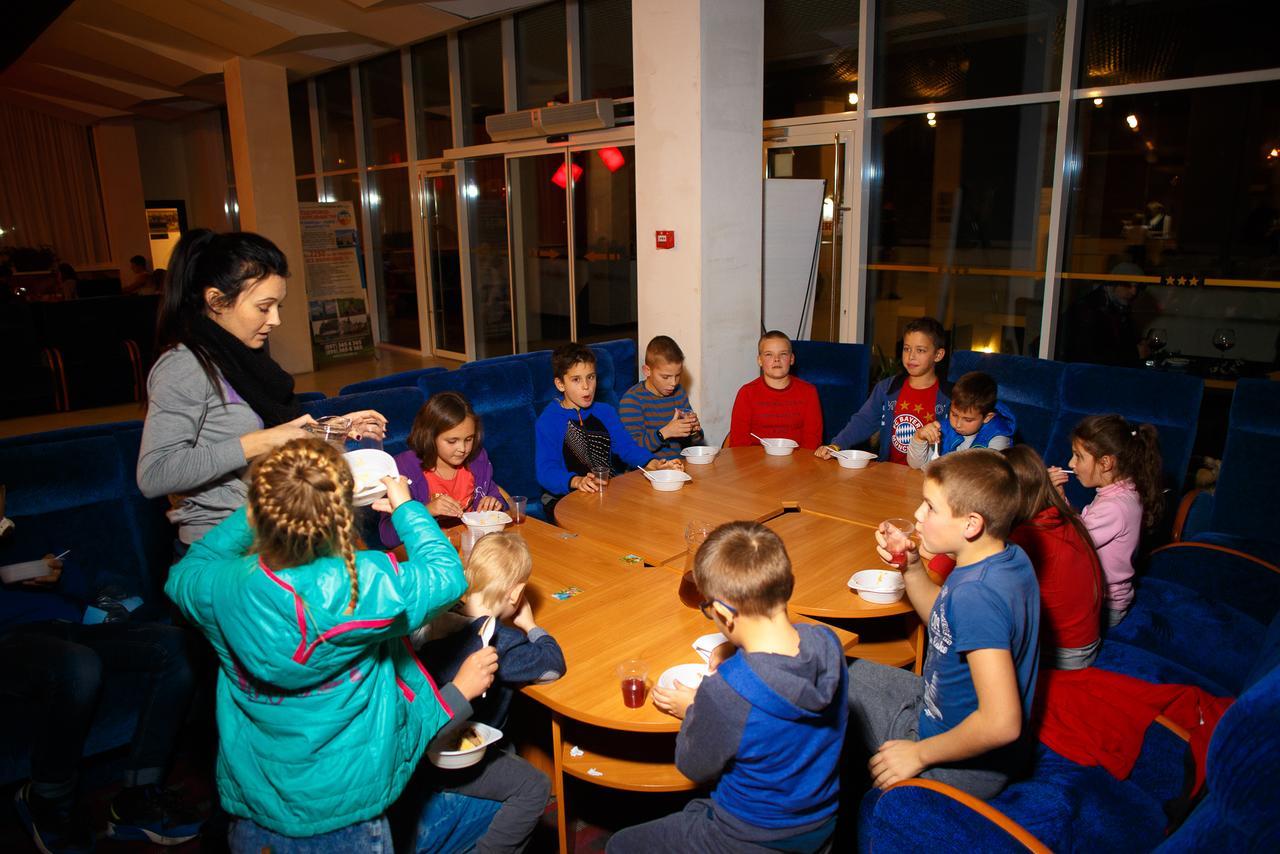 Truskavets 365 Hotel Bagian luar foto